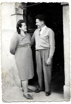 Frenk in Frančiška pred hišo 1964